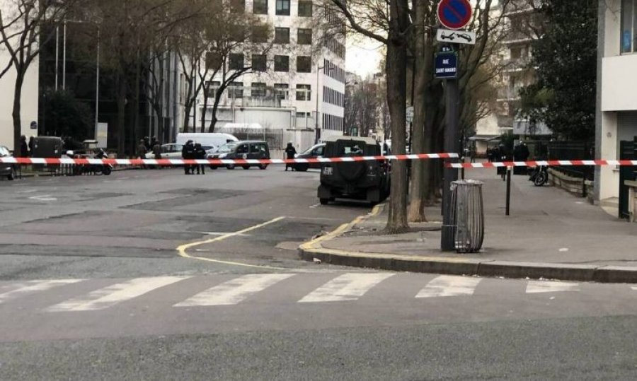 Terror në Paris, një person hap zjarr nga ballkoni i banesës së tij, qëllon 7 herë me armë