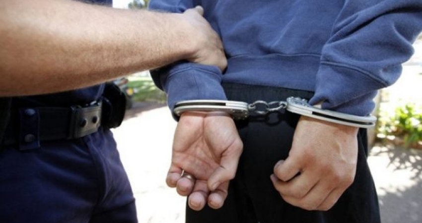 Arrestohet një person në Mitrovicë, postonte se posedon pajisje policore 