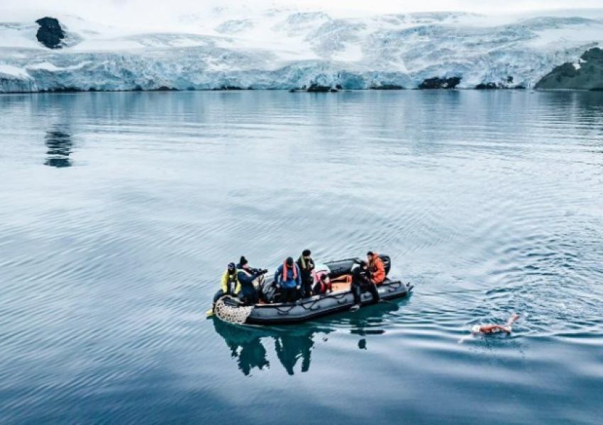 Gruaja kiliane bëhet njeriu i parë që noton afro 2.50 kilometra në Antarktidë
