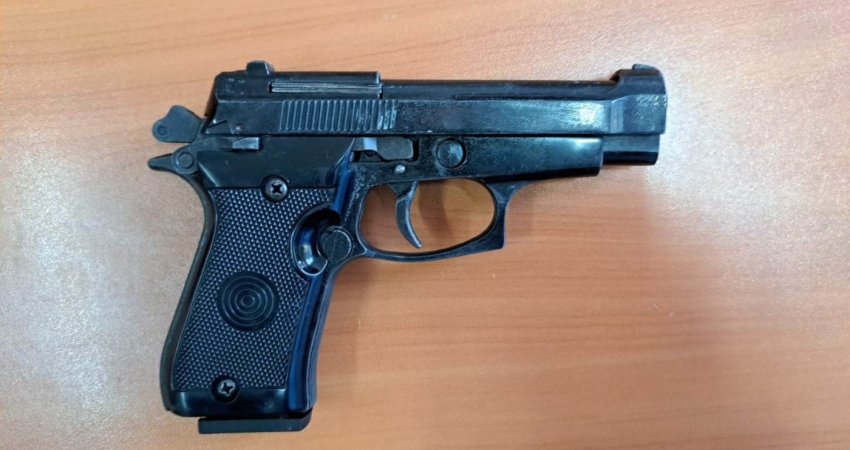 Arrestohet një 60-vjeçar në Rahovec, i sekuestrohen dy pistoleta