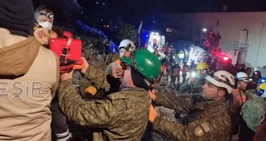 Ekipet e shpëtimit gërmojnë për tre të mbijetuar në rrënoja në Turqi, një javë pas tërmetit