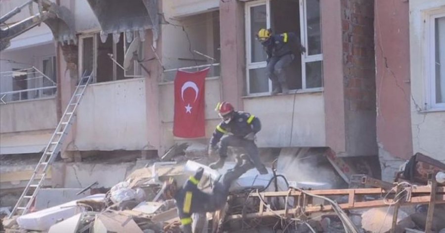 VIDEO/ Tjetër pasgoditje, ekipet e shpëtimit në panik, hidhen nga ndërtesa të frikësuar