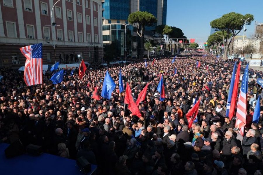 Opozita proteston sot para parlamentit, Berisha: Nuk dështon kurrë revolucioni paqësor