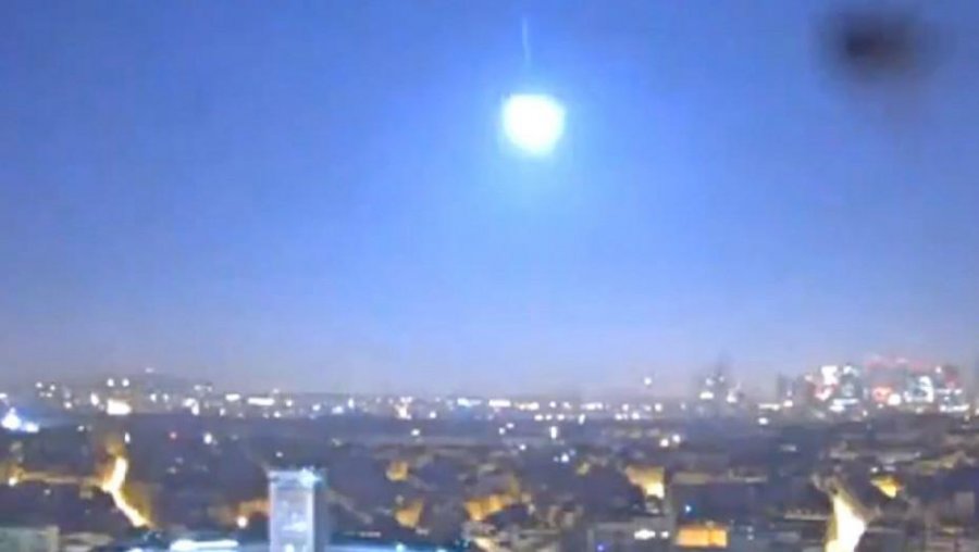 VIDEO| Një asteroid hyn në atmosferën e Tokës, pritet të bjerë afër qytetit francez
