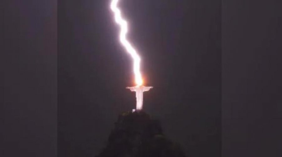 Rrufeja godet statujën e Krishtit në Brazil, pamjet bëhen virale
