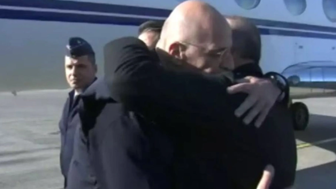 Përqafimi i ngrohtë i ministrit grek dhe atij turk në zonat e prekura të tërmetit bëhet virale