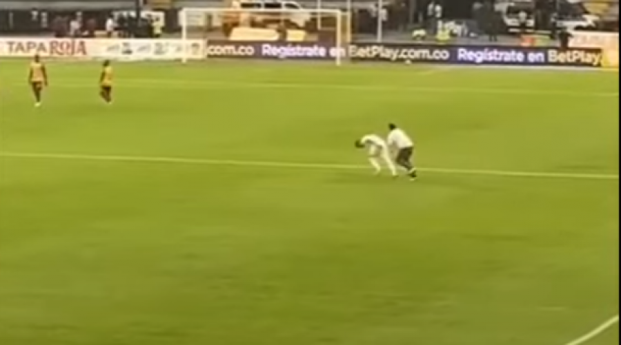 VIDEO/ Tifozi futet në fushë dhe godet pas koke futbollistin kundërshtar, por e pëson edhe vetë