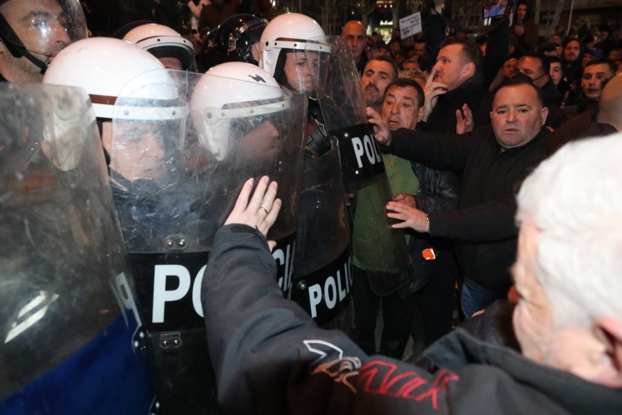 Protestuesit thirrje policisë: Dorëzoni uniformat e kapelet, bëhuni me qytetarët!