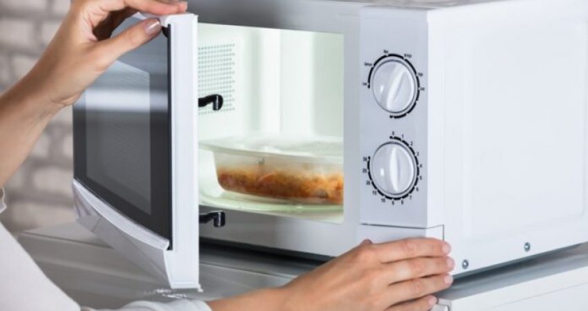Ushqimi që mund t'ju çojë në helmim nëse e ngrohni në mikrovalë