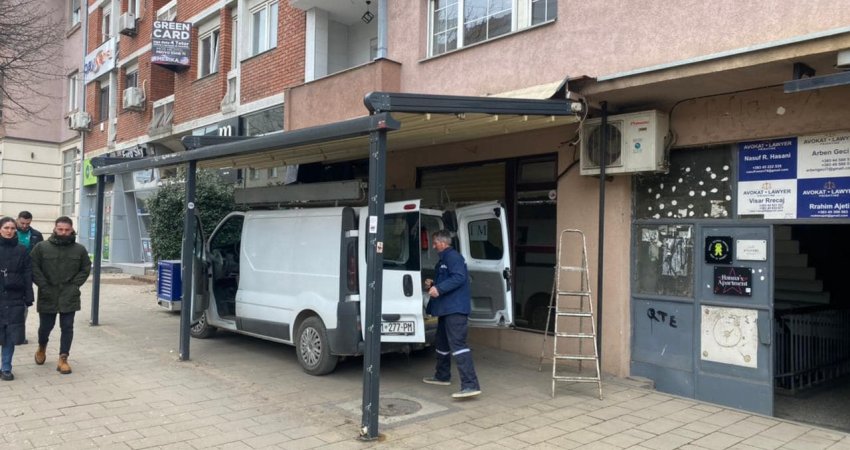 Inspeksioni në Prishtinë largon terrasat ilegale në qendër të qytetit 