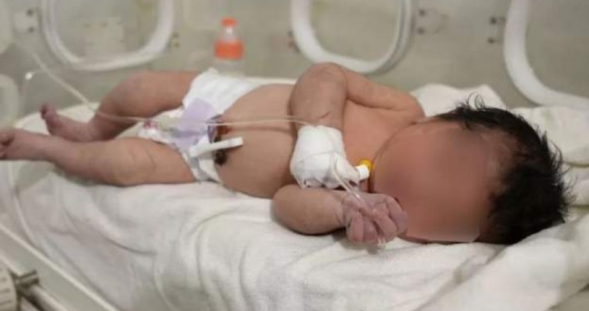 Lindi nën rrënojat e tërmetit, disa persona tentojnë të rrëmbejnë foshnjen në spital