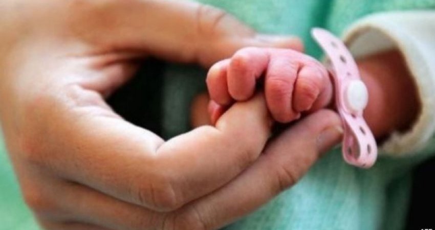 Një e mitur në Prishtinë tentoi ta braktiste foshnjën e porsalindur