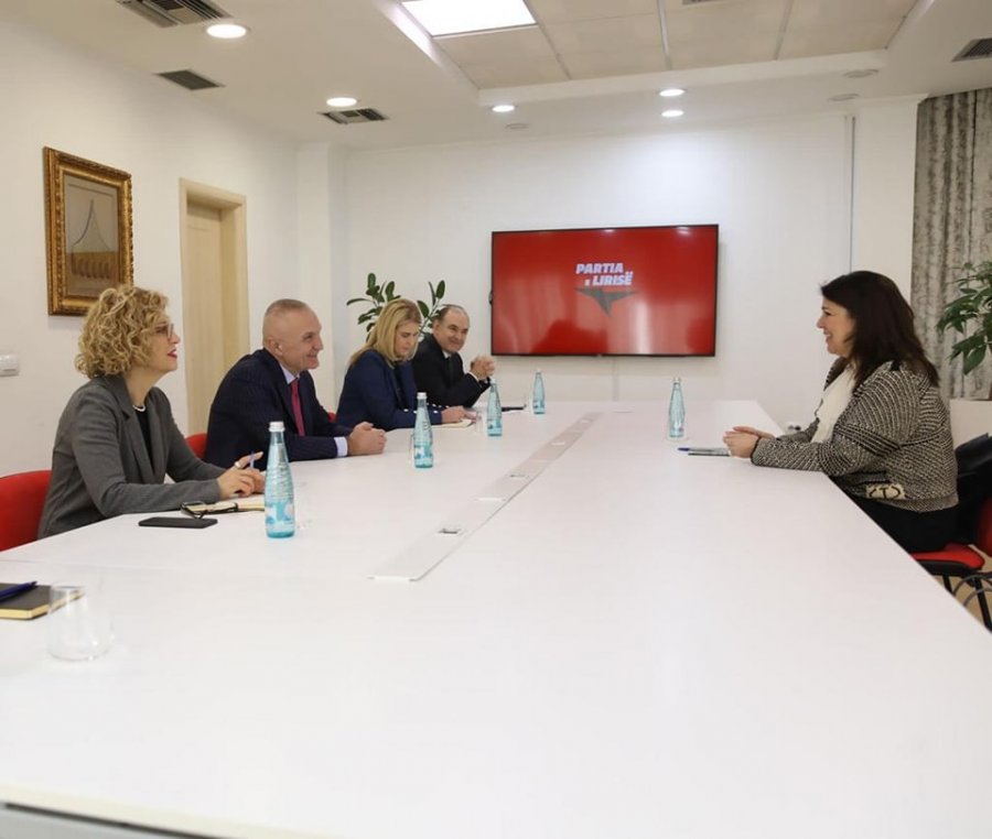 Ilir Meta, diskutim me ambasadoren greke Kamitsi për rrugën europiane të Shqipërisë