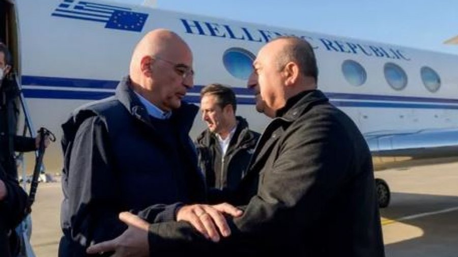 ‘Përqafimi me Cavusoglu, i vërtet dhe i ndjerë’, ministri i Jashtëm i Greqisë: Klimë e re në raportet Greqi-Turqi