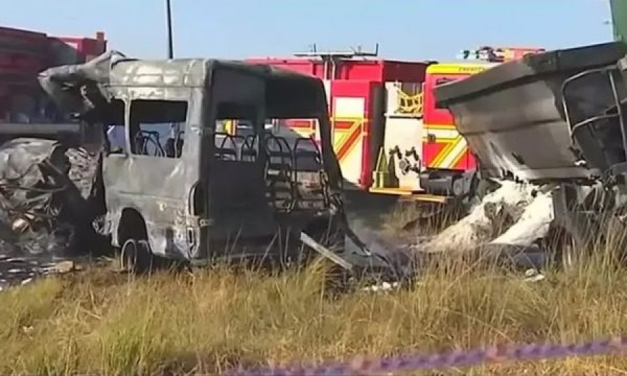 Tragjedi në Afrikë: Autobusi përplaset me një makinë, 20 të vdekur dhe 60 të plagosur