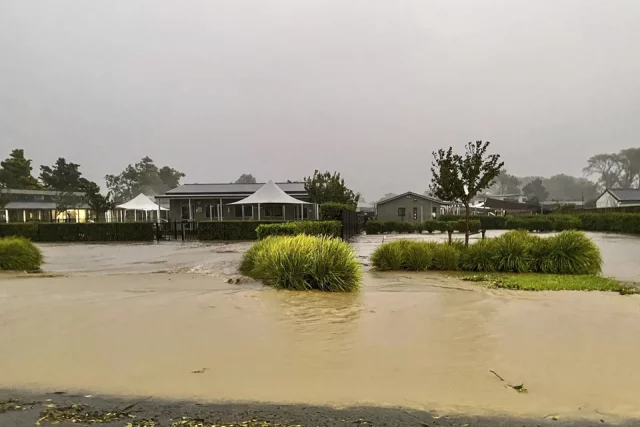 VIDEO/ Zelanda e re përfshihet nga cikloni, njerëzit largohen nga dritaret për të shpëtuar