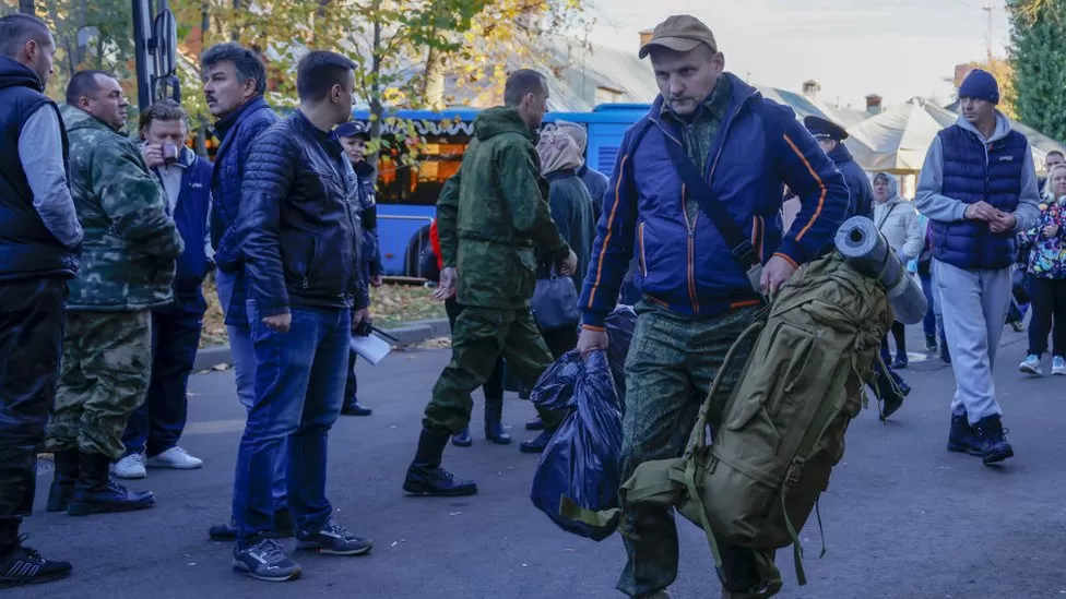 Emigrantët në Rusi i detyrojnë të luftojnë në Ukrainë:‘I hedhin në front si thes me patate’