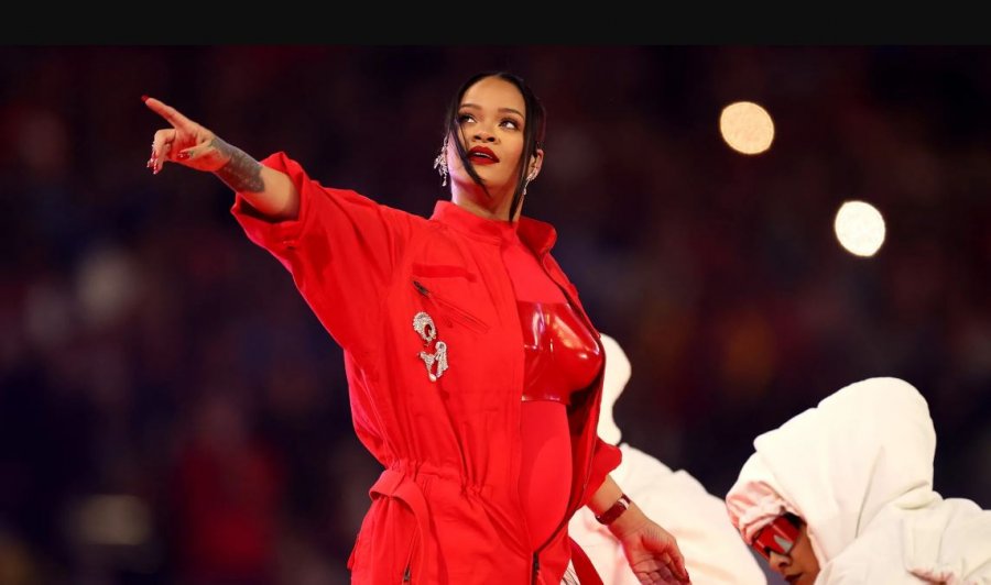 Shkëlqeu në hapjen e 'Super Bowl'/ Çfarë fshihet pas këpucëve 5000 dollarë që Rihanna kishte veshur