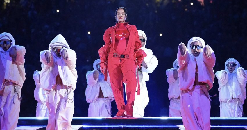 Një prej balerinëve të Rihannas gati sa nuk ra nga platforma lëvizëse gjatë performancës në Super Bowl