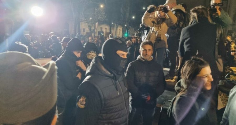 “Arrestoni Vuçiçin”, “tradhti”/ Përshkallëzohet protesta në Beograd, turma pranë Presidencës