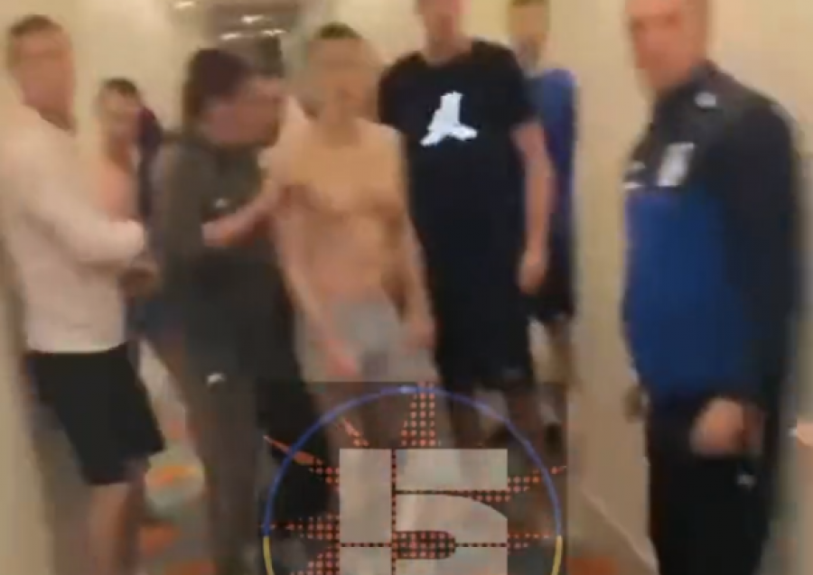 VIDEO/ Sherr në hotel, pjestarët e ekipit ukrainas përplasen fizikisht me ata rus, plagosen 4 persona