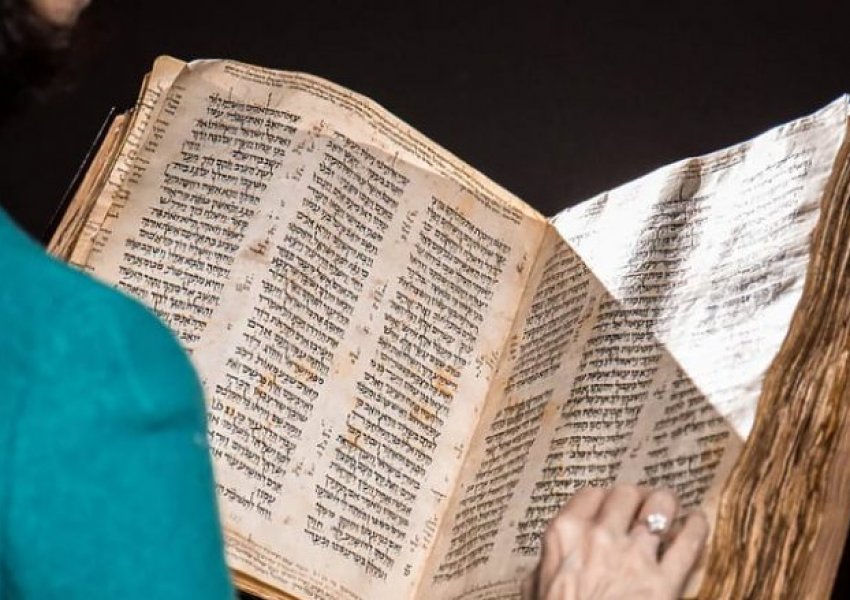 Bibla më shumë se 1000-vjeçare shitet për 50 milionë dollarë