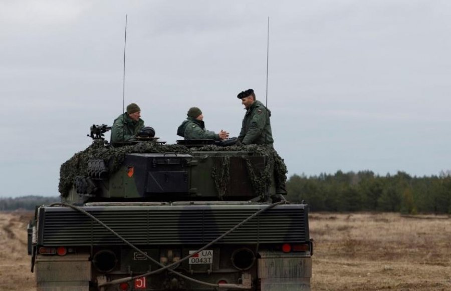 VOA/ Ushtarët ukrainas po mësojnë si të përdorin tankun 'Leopard 2' në Poloni