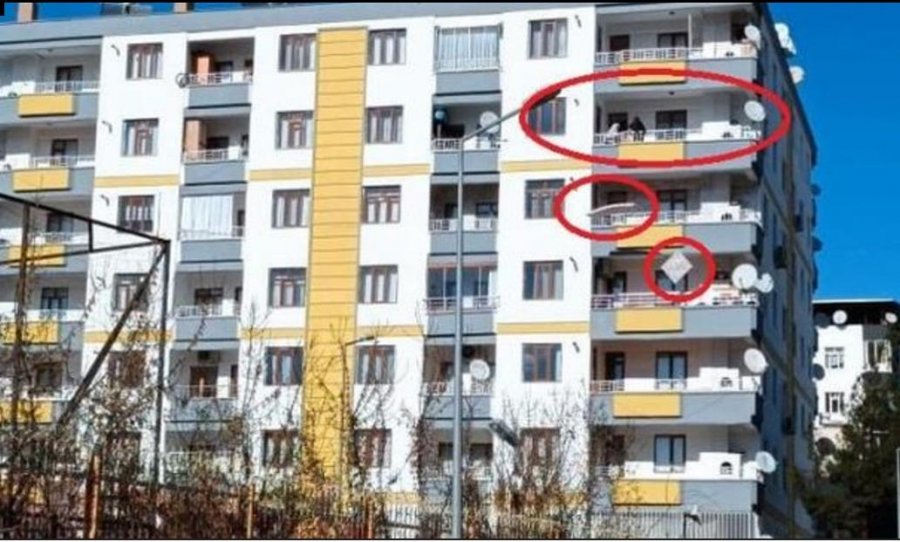 VIDEO/ ‘Çmendet’ turku, hyn në banesë dhe hedh nga ballkoni dyshekët, batanijet, jastëkët e qilimat