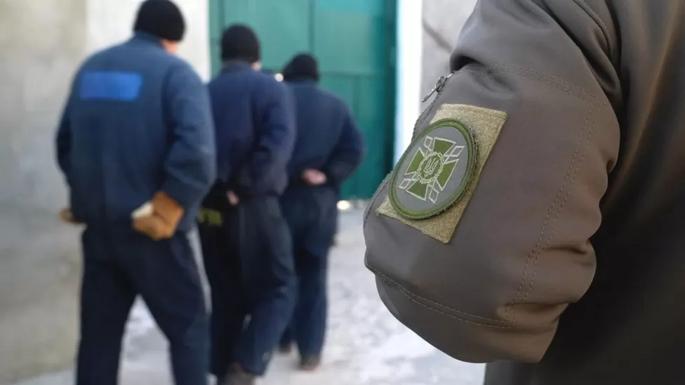 Ukrainë: Brenda një kampi të burgosurish lufte për rusët