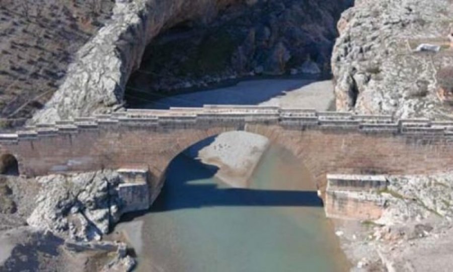 Pranë epiqendrës së tërmetit, në urën 1800-vjeçare nuk ka lëvizur asnjë gur