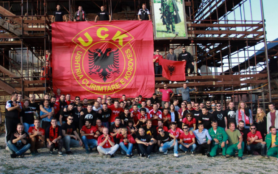 Tifozat ‘Kuq e Zi’ urojnë Pavarësinë e Kosovës: 'Dardani, u bëfsh Shqipëri'