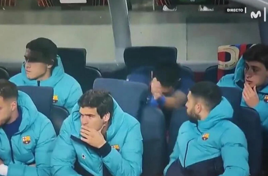 VIDEO/ Raphinha u tërbua pasi Xavi e nxori nga loja, shkatërroi një karrige dhe iu lut për falje