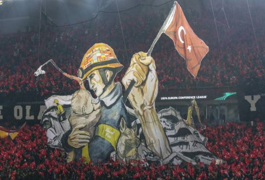 Ndeshja për Europën në Turqi ishte e mbushur me emocione, flamuri i Shqipërisë pjesë e koreografisë drithëruese