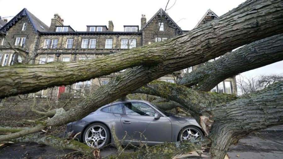 Britania dhe Skocia goditen nga stuhia Otto, dhjetëra mijëra shtëpi pa energji eklektike