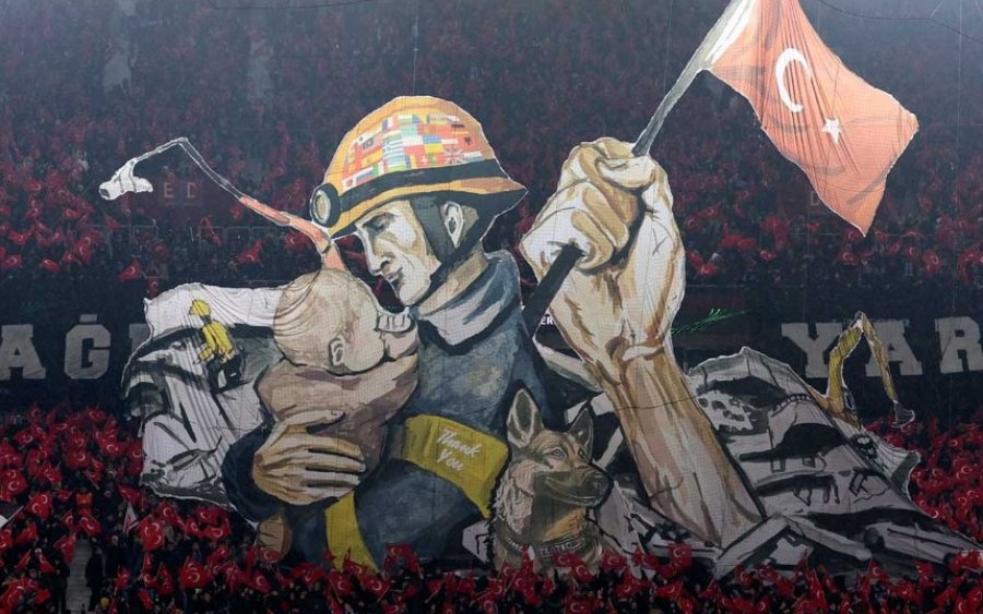 FOTO/ Koreografia spektakolare e tifozëve turq në nder të ekipeve të kërkim-shpëtimit