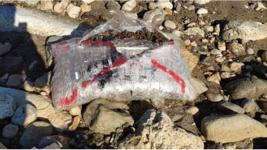 Kretë: Deti nxjerr 134 kg kanabis në plazh, paketimi i stilit shqiptar