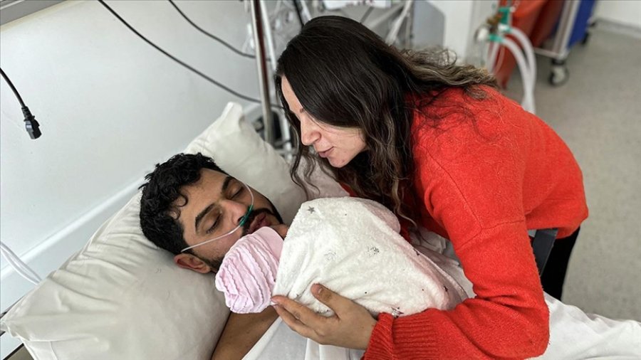Doli gjallë nga rrënojat pas 11 ditësh, Mustafai puth për herë të parë të bijën që lindi natën e tërmetit