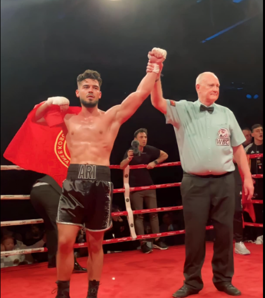 Me këngë patriotike e flamur kuq e zi, boksieri kosovar e rrah serbin në ring