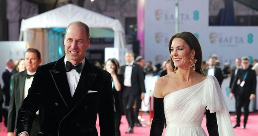  Kate i dhuron një shuplakë në të pasme Princit William në tapetin e kuq të BAFTA 