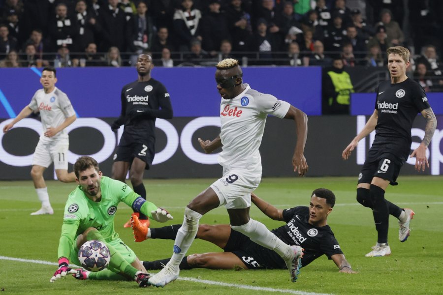 Napoli i pandalshëm, skuadra italaine triumfoi në Frankfurt dhe  hodhi një hap drejt çerekfinaleve të Champions