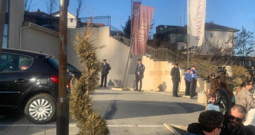 Edhe pas 8 orësh vazhdon bastisja e ish-këshilltarit të Thaçit nga Specialja