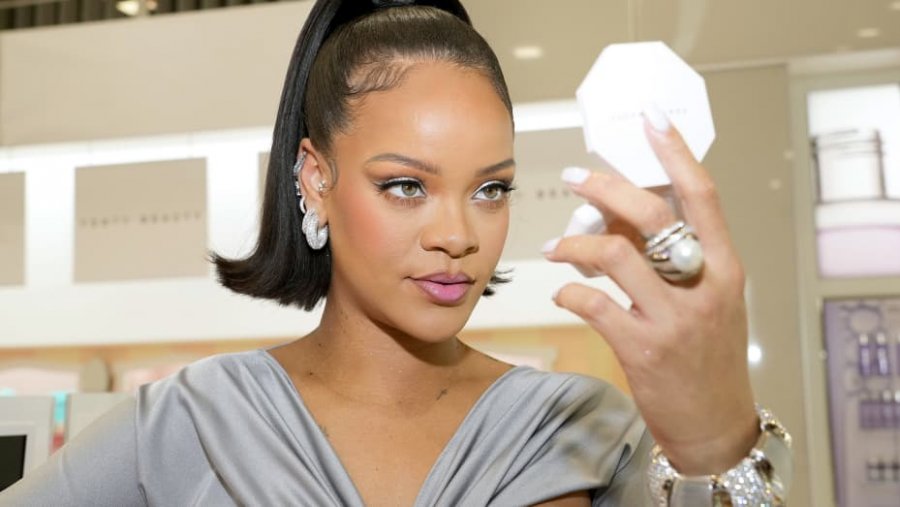 FOTO/ Rihanna shkëlqen në darkën e ditëlindjes së 35-të të saj