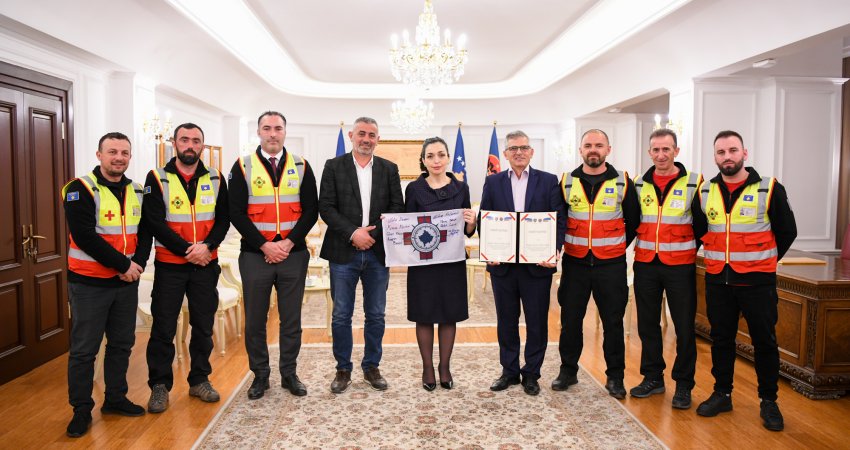 Osmani i ndan mirënjohje Shoqatës së Kosovës për Kërkim-Shpëtim për aksionin humanitar në Turqi