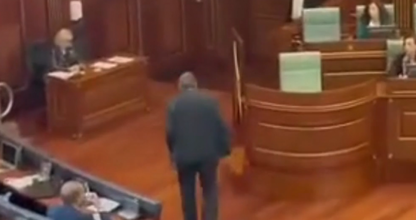 Avni Dehari e lëshoi sallën pas fjalimit të deputetit Berisha për Astrit Deharin