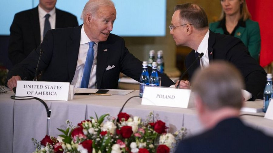 ‘Ne do të mbrojmë çdo pëllëmbë të NATO-s’ mes kërcënimit të Rusisë, i zotohet Biden, Evropës Lindore