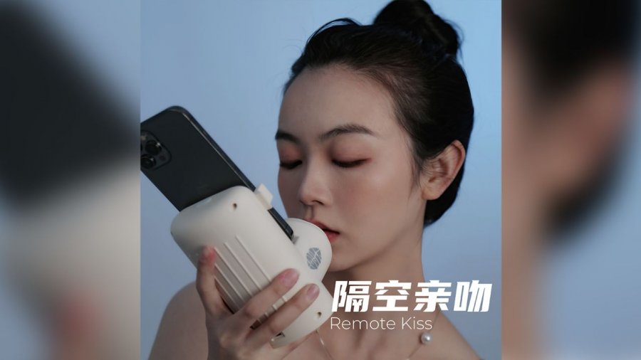 FOTO/ Kjo pajisje e re kineze ju lejon të puthni të afërmit tuaj që ndodhen larg jush