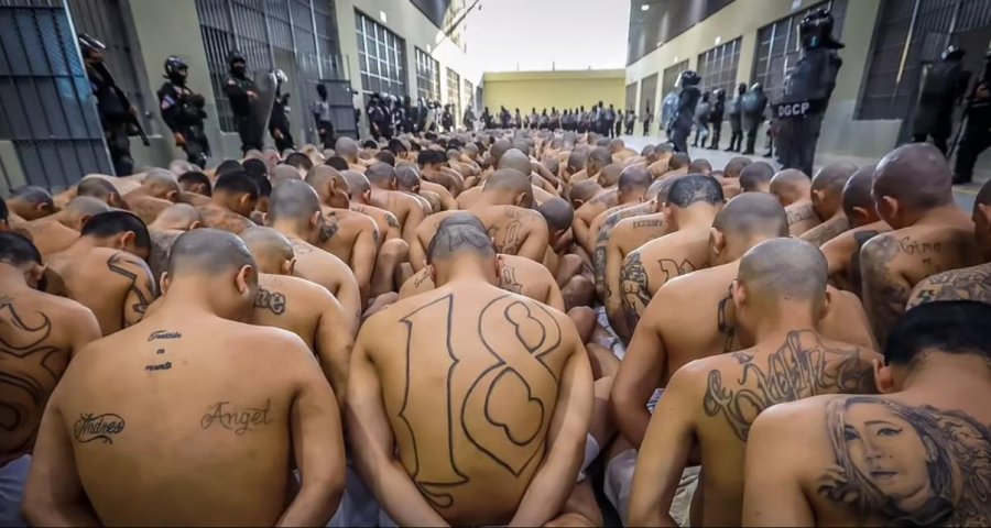Burgu gjigant në El Salvador me 40,000 gangsterë, pret të burgosurit rinj me betimin: Nuk do dilni më kurrë prej këtu’