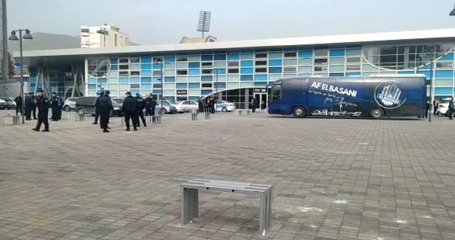 Akte dhune në futbollin shqiptar, goditet autobusi i Pogradecit pas ndeshjes në Elbasan