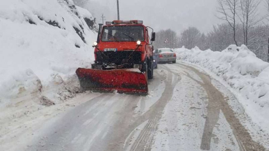 Reshjet e dëborës/ Policia njofton akse e bllokuara në qarkun e Dibrës