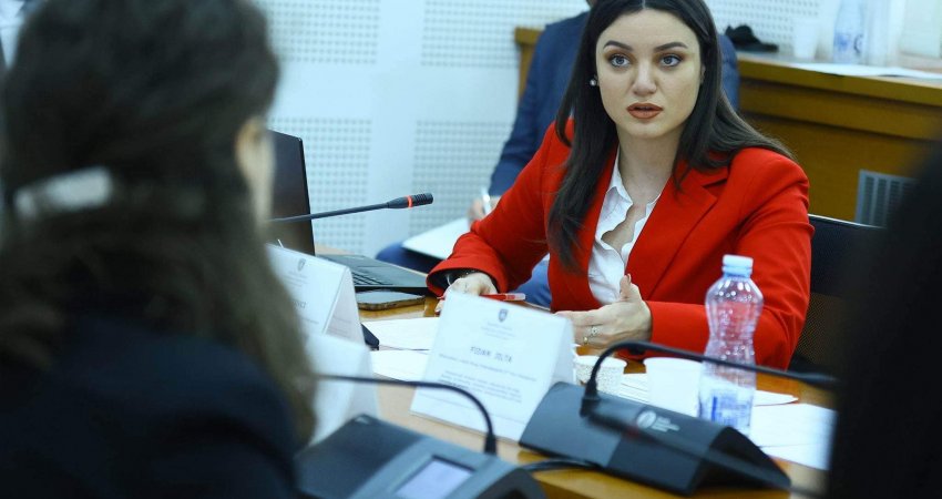 Jeta Statovci e 'godet' opozitën: Partitë e vjetra fërkojnë duart për pushtet, edhe pse humbës